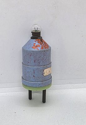 מנורת לילה וינטאג תוצרת ישראל חתומה . 
בית חרושת למוצרי חשמל . פלסטיק ישן .עם מס קניה 