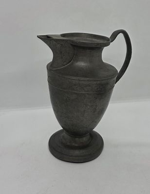 קנקן פיוטר ישן מתוארך משנת 1876. פגמים קלים. 
מידה: 20 על 17 סמ