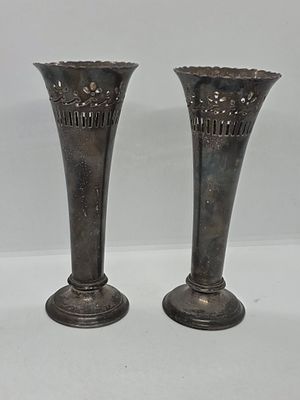 לוט של 2 כדים ממתכת לבנה. חתומים . פגמים קלים. סגנון מודרניסטי. 
מידה: 20 על 8 סמ