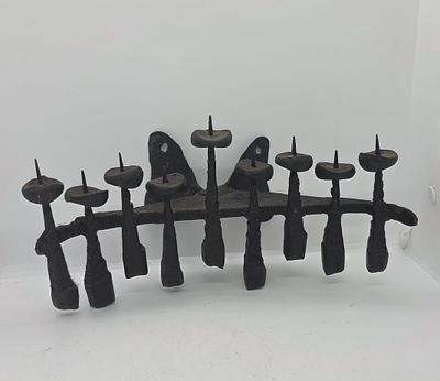 פלומבו חנוכיה מברזל מיוחדת במינה תוצרת דוד פולומבו . חנוכיה עם 2 כנפיים לתליה על 