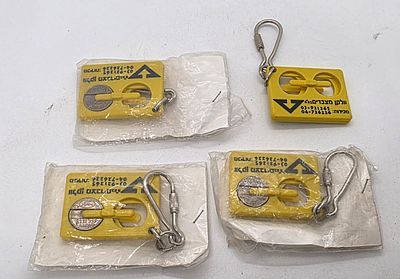לוט של 4 מחזיקי מפתחות מחזיקי אסימונים . 3 מחזיקי מפתחות סגורים. ואחד פתוח.