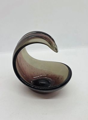 כלי מודרניסטי זכוכית מורנו - בגוונים של סגול אפור . 
מידה: 14 על 14 סמ