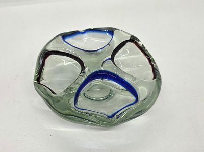 צלוחית עם 4 תאים זכוכית מורנו בצבעי אדום כחול לבן. 
מידה: 14 על 5 סמ