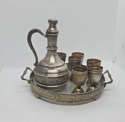 מגש מתכת לבנה עם זכוכית . קנקן ו 6 כוסות 
עם מס קניה. שנות החמישים. 