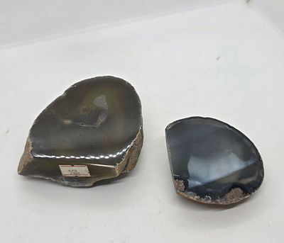 לוט של 2 אבנים מינרלים טבעיים , פלחים מסלע אבן . 
מידה: אבן כחולה 7.5 על 7.5 סמ 
אבן אפור 