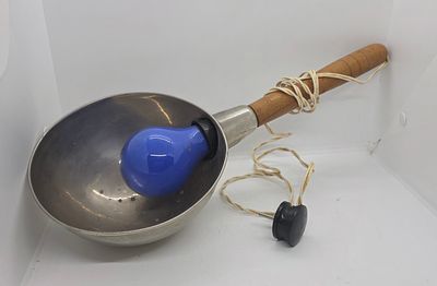 מנורה כחולה רפואית. שילוב של מתכת ועץ . 
תקינה עובדת 
מידה: 42 על 17 סמ