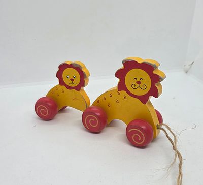 צעצוע מעץ לילדים . אבא אריה ובנו הקט. 
מידה: 17.5 על 10 סמ