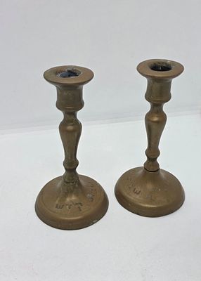 צמד פמוטים מיוחדים מנחושת ישראלית ישנה כיתוב שבת קדש. 
מידה: 13.5על 7 סמ