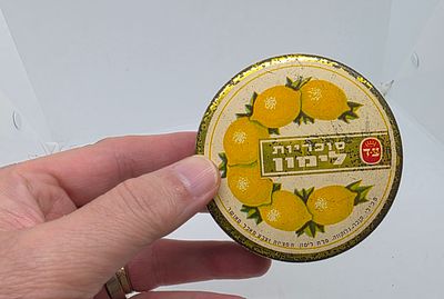 קופסת פח סוכריות לימון צ.ד ממתקים נצרת. 
מידה: 8 על 2.5 סמ