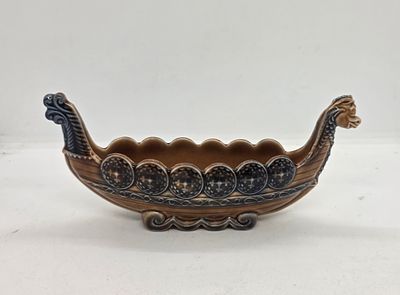 אוניית ויקינגים סקנדינבית תוצרת אנגליה . חתומה Wade England 
ציפון קטן מצולם. 
מידה: 