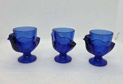 3 כלים לביצים זכוכית כחולה חתום תוצרת צרפת. מידה: 7 על 7.5 סמ