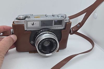 מצלמה ישנה לא נבדקה תקינות ימכר AS IS 
מצלמה YASHICA 
מידה: 9.5 על 13.5 סמ