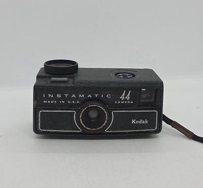 מצלמה ישנה INSTAMATIC MADE IN USA 44 CAMERA KODAK 
לא נבדקה תקינות ימכר AS IS 
מידה: 