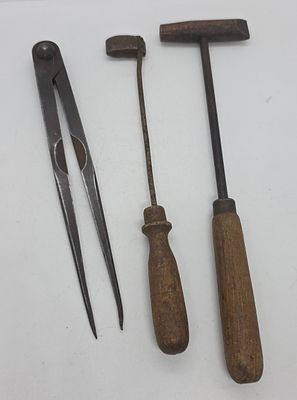 לוט של 3 כלי עבודה . 2 פטישים מנחושת ישנה ברזל ועץ 
ומחוגה מברזל : 23.5 סמ