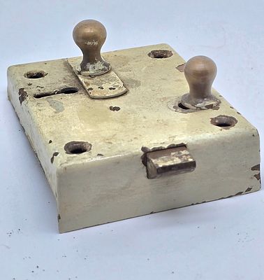 מנעול בריח עתיק עשוי ברונזה . תקין (נבדק) 
11.5&times;8 ס"מ