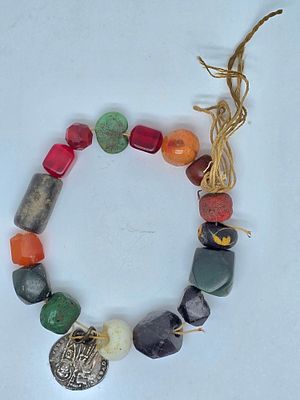 מחרוזת - צמיד עתיק משלב חרוזי מסחר - TRADE BEADS 
מחומרים שונים . 
עתיקים ששימשו למסחר באפריקה 
