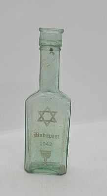 בקבוק יודאיקה בודפשט 1942 . נעשה לקהילה היהודית . פריט מיוחד עם מגן דוד כיתוב חריטה ישנה. פטינה 