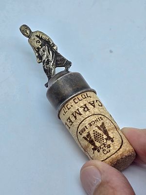 פקק לבקבוק יין ממתכת 
בדמות חייל פרוסי 
גובה 6 ס"מ