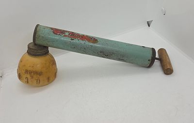מכשיר לריסוס מקקים נמלים זבובים ומעופפים. 
מתכת ופלסטיק . 
מידה: 31 על 12 סמ 
בלאי 