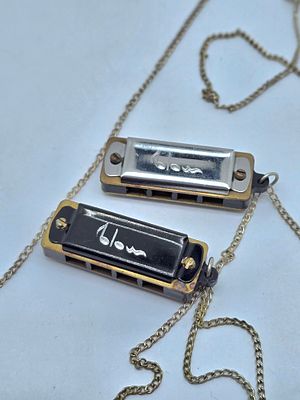 לוט זוג מפוחיות מיניאטוריות . מנגנות . תקינות , עם שרשרות לתליה על הצוואר . 
3.8&times;1.2 ס"מ כל אחת