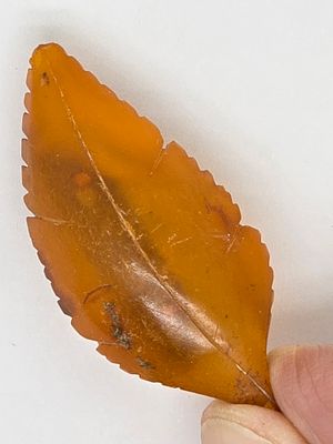 סיכת ענבר עתיקה בצורת עלה 
5&times;2.2 ס"מ