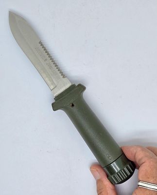 סכין הישרדות מדגם - Aitor Jungle King lll 016017 (דגם 16017) עם נרתיק קשיח ירוק תואם . אורך 