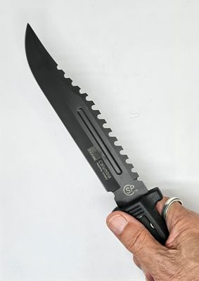 Columbia SP U.S.A Saber - סכין הישרדות טקטית . להב שחור ומשונן בחריצים ייעודיים , ידית עשויה 