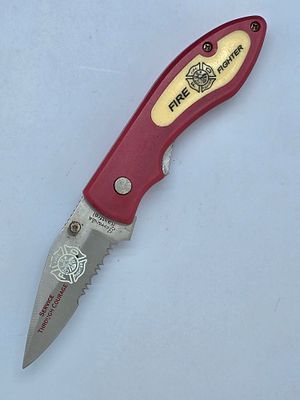 סכין מתקפלת עם ניצרת אבטחה - FIRE FIGHTER עם מתלה קפיצי לחגור . 
מצב סגור 11 ס"מ , מצב פתוח 18 ס"מ