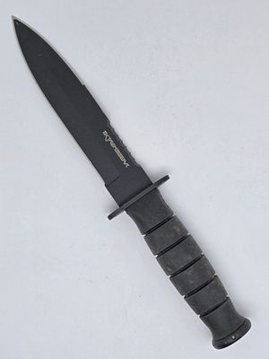 סכין טקטית דגם ExtremeGear EG-575 מבית M-Tech להב פגיון מושחר פלדה 440 וידית גומי קשיחה 