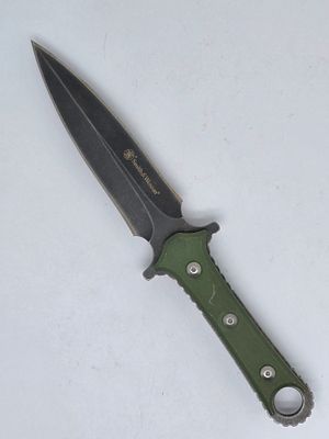 סכין דאגר - Dagger מתוצרת Smith & Wesson דגם SWF606GR עם נדן פלסטיק קשיח ומתקן הצמדה לחגור . 