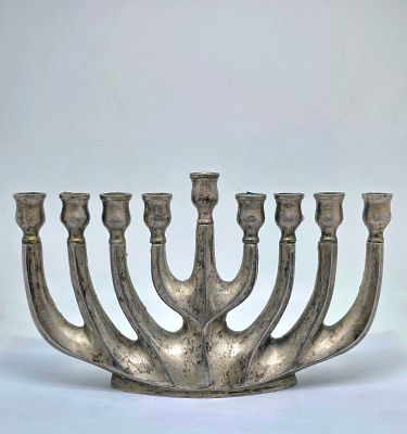 חנוכיה עשויה ברונזה מוכספת כבדה ומסיבית . 
6X14X23 ס"מ