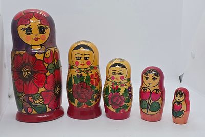 בובות עץ - מטרושקה בבושקה דמויות שונות אחת בשניה. בלאי מצולם . 
מידת הבובה הגדולה: 18.5 על 8.5 