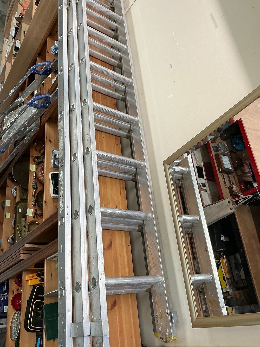 Lot 168: An aluminium extension ladder