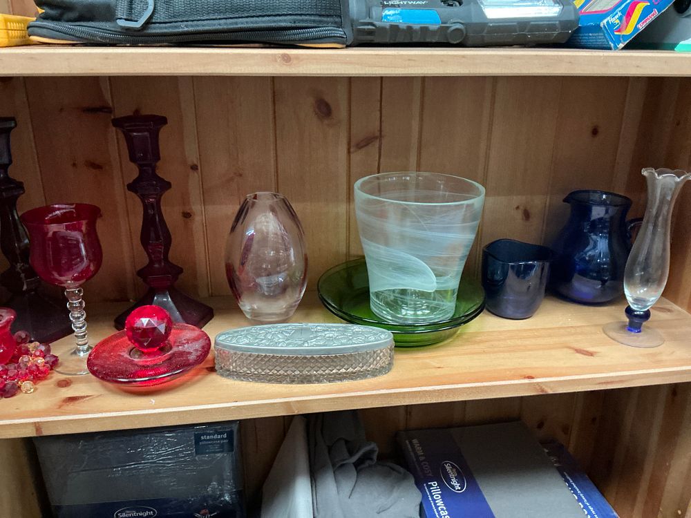Lot 171: A Collection of Assorted Art and Decorative Glassware