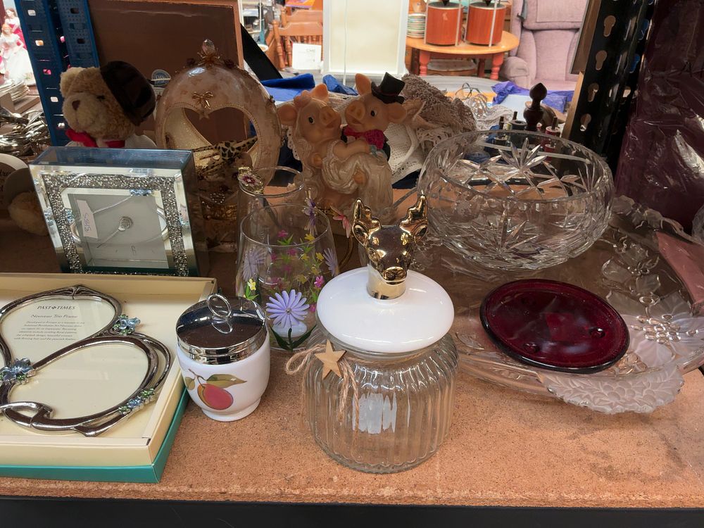 Lot 236: An Assortment of Decorative Household Items and Collectables...