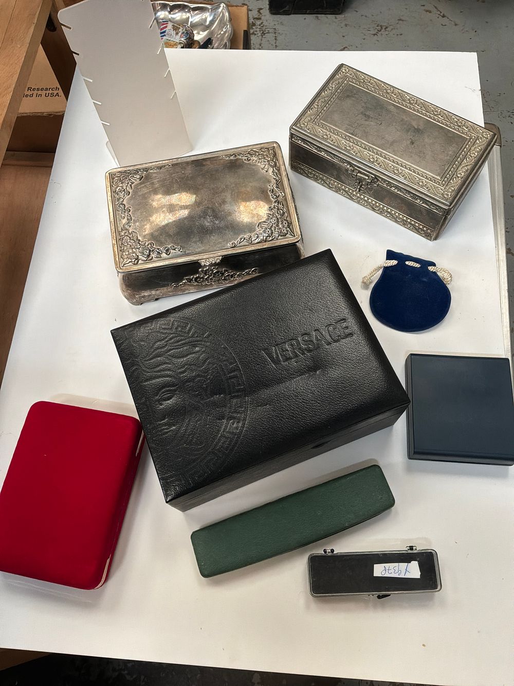 Lot 289: A Collection of Assorted Jewellery and Presentation Boxes...