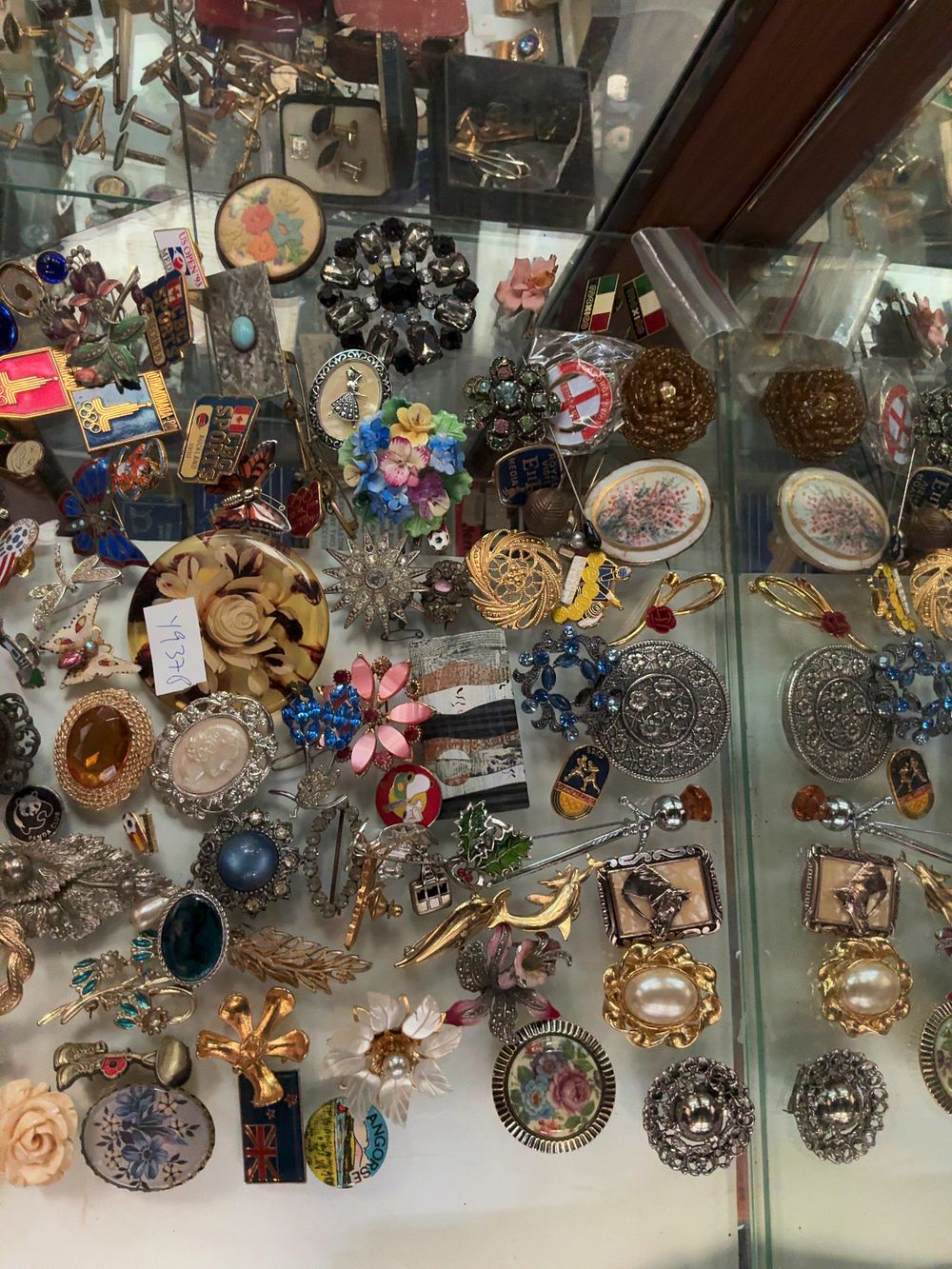 Lot 316: An Assortment of Vintage Costume Jewellery Brooches and...