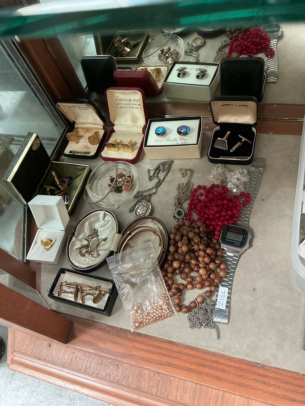 Lot 322: An Assortment of Vintage Costume Jewellery, Personal Accessories,...