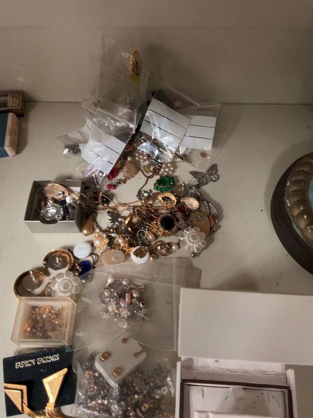 Lot 366: An Assortment of Vintage and Modern Costume Jewellery