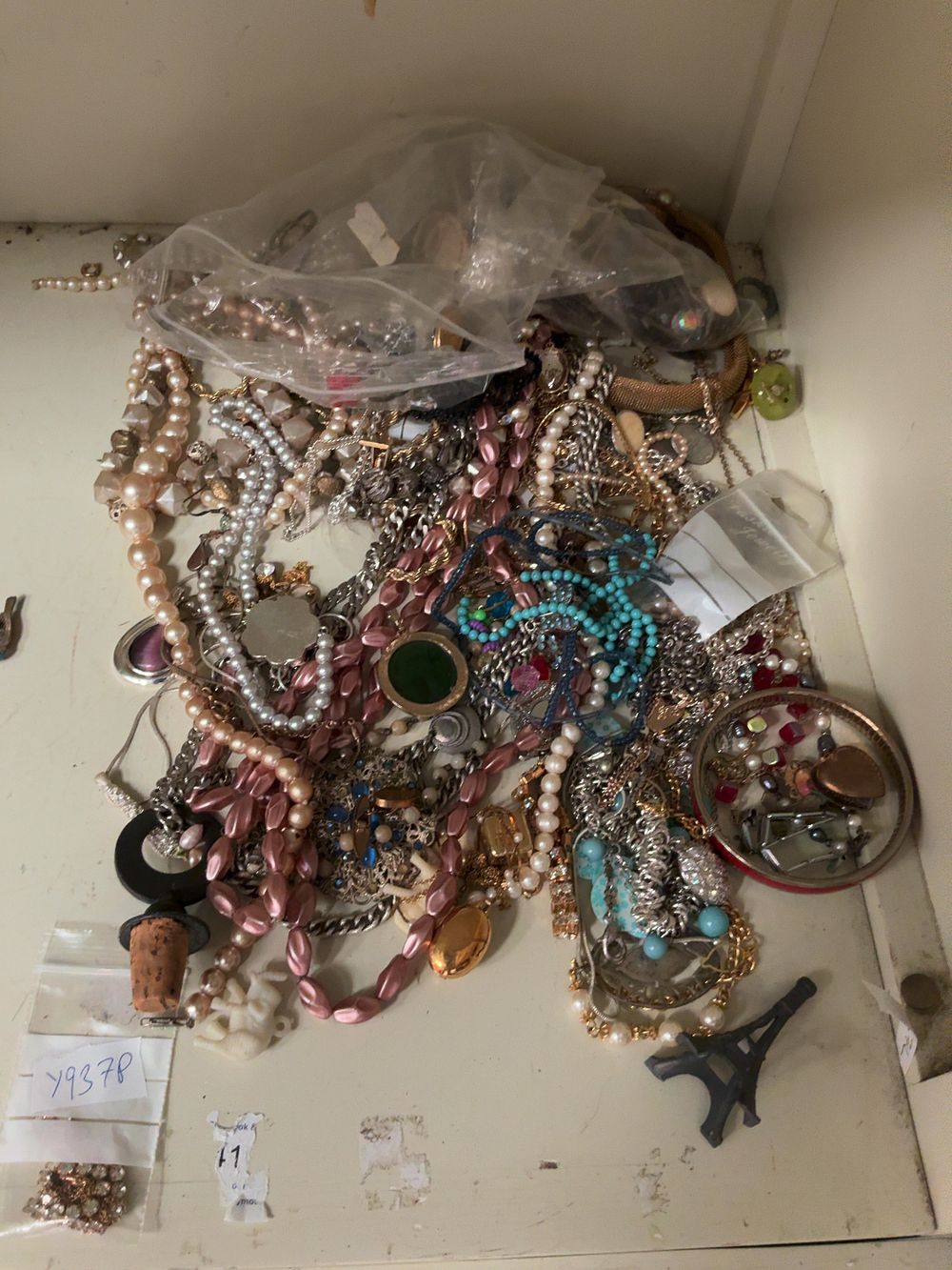 Lot 368: An Assortment of Vintage and Contemporary Costume Jewellery...