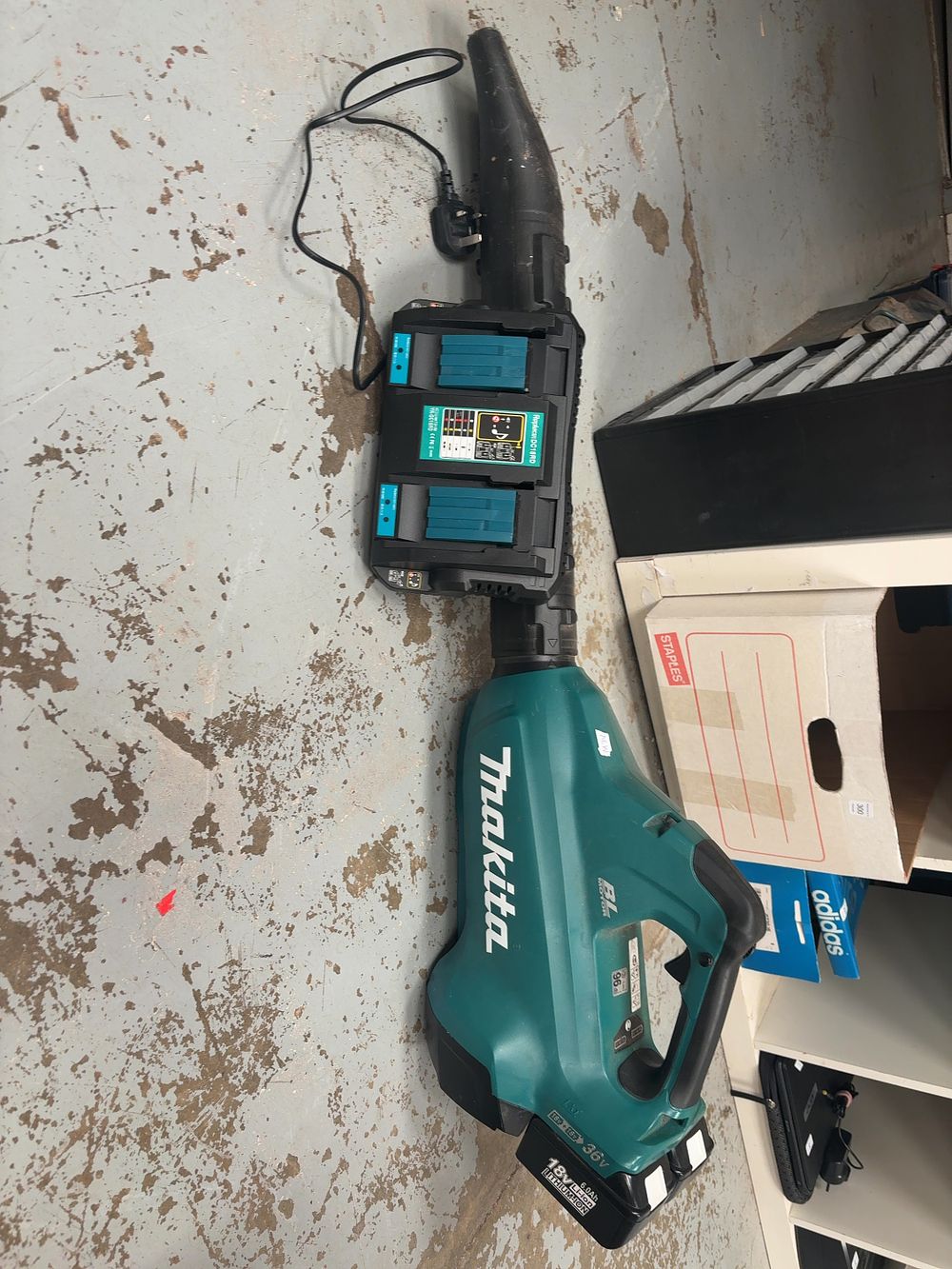 Lot 399: Makita 36V LXT Brushless Cordless Leaf Blower with...