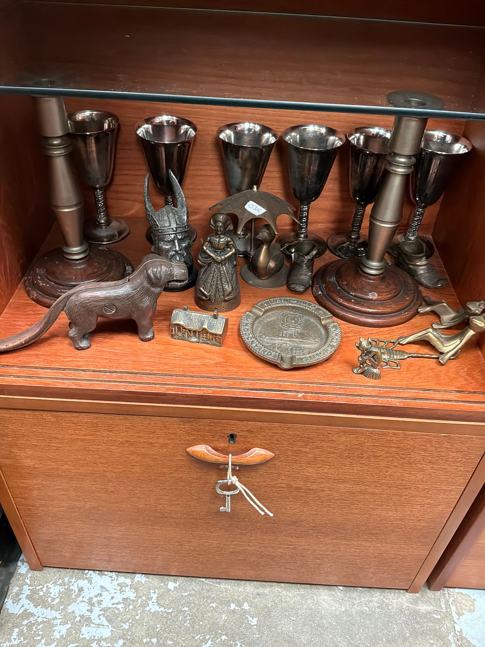 Lot 454: An Assortment of Vintage Metalware and Commemorative Curios...