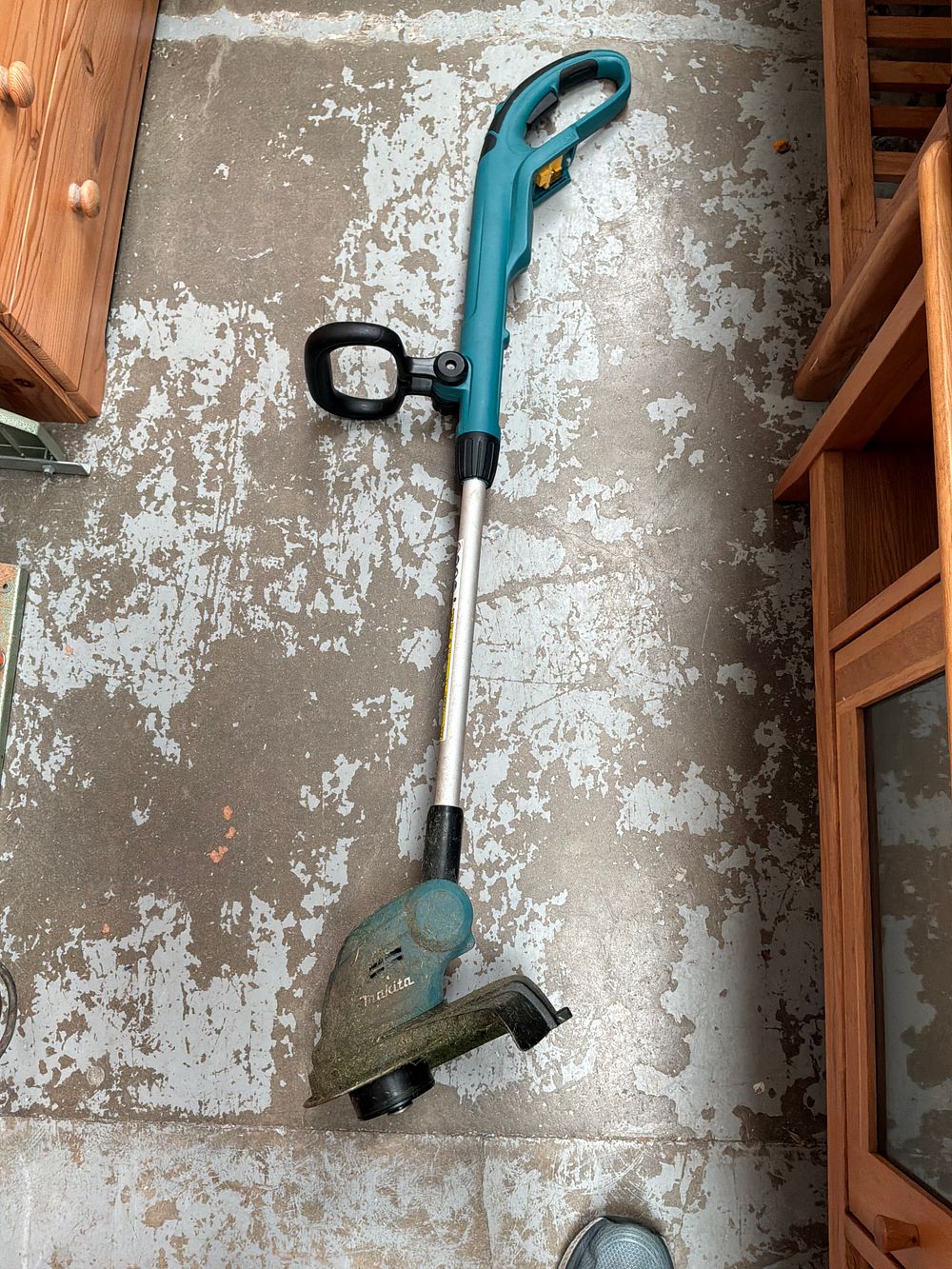 Lot 469: Makita 18V Cordless Strimmer Model DUR181