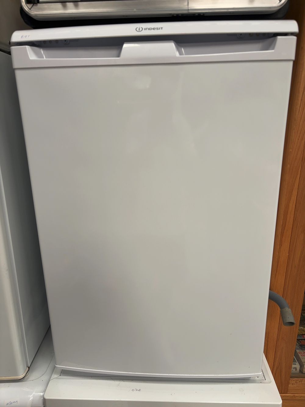 Lot 491: Indesit White Under-Counter Fridge with Freezer Compartment
