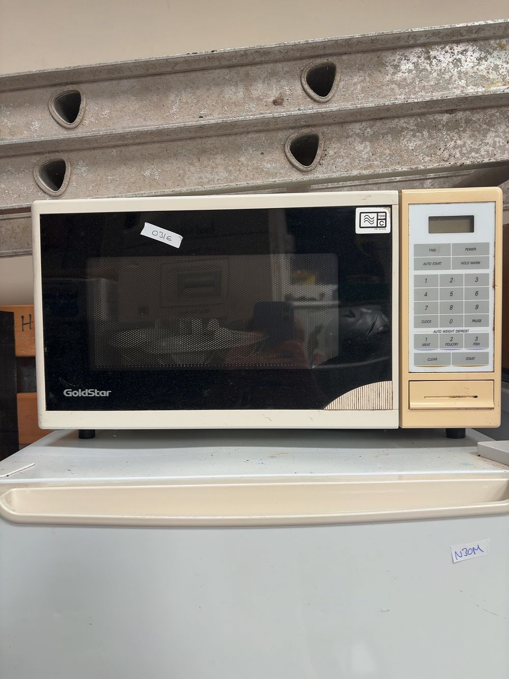 Lot 494: GoldStar 700W Countertop Microwave Oven