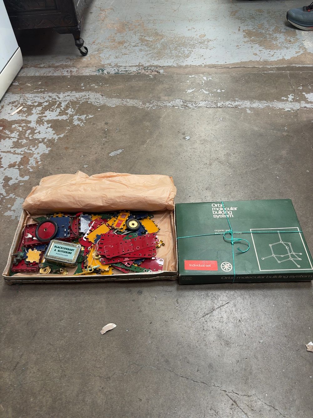 Lot 499: A Collection of Vintage Metal Construction Parts and...