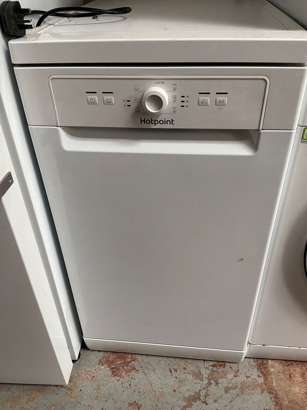 Lot 508: Hotpoint HSFE 1B19 UK white freestanding slimline dishwasher