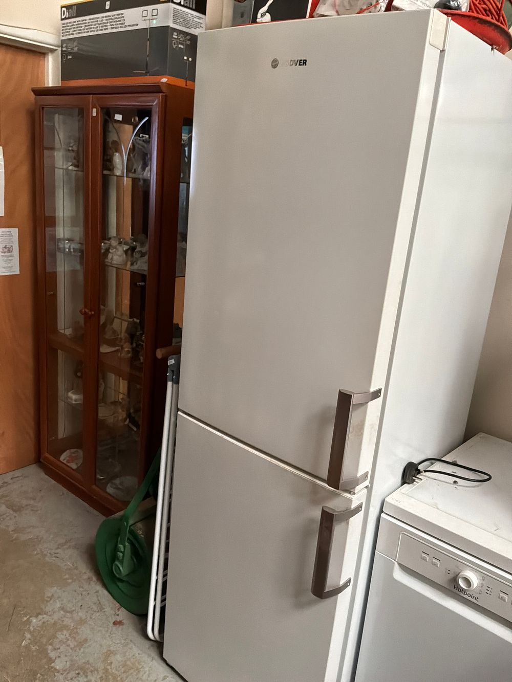 Lot 509: A Hoover HVBN6182WHK Freestanding Fridge Freezer in White