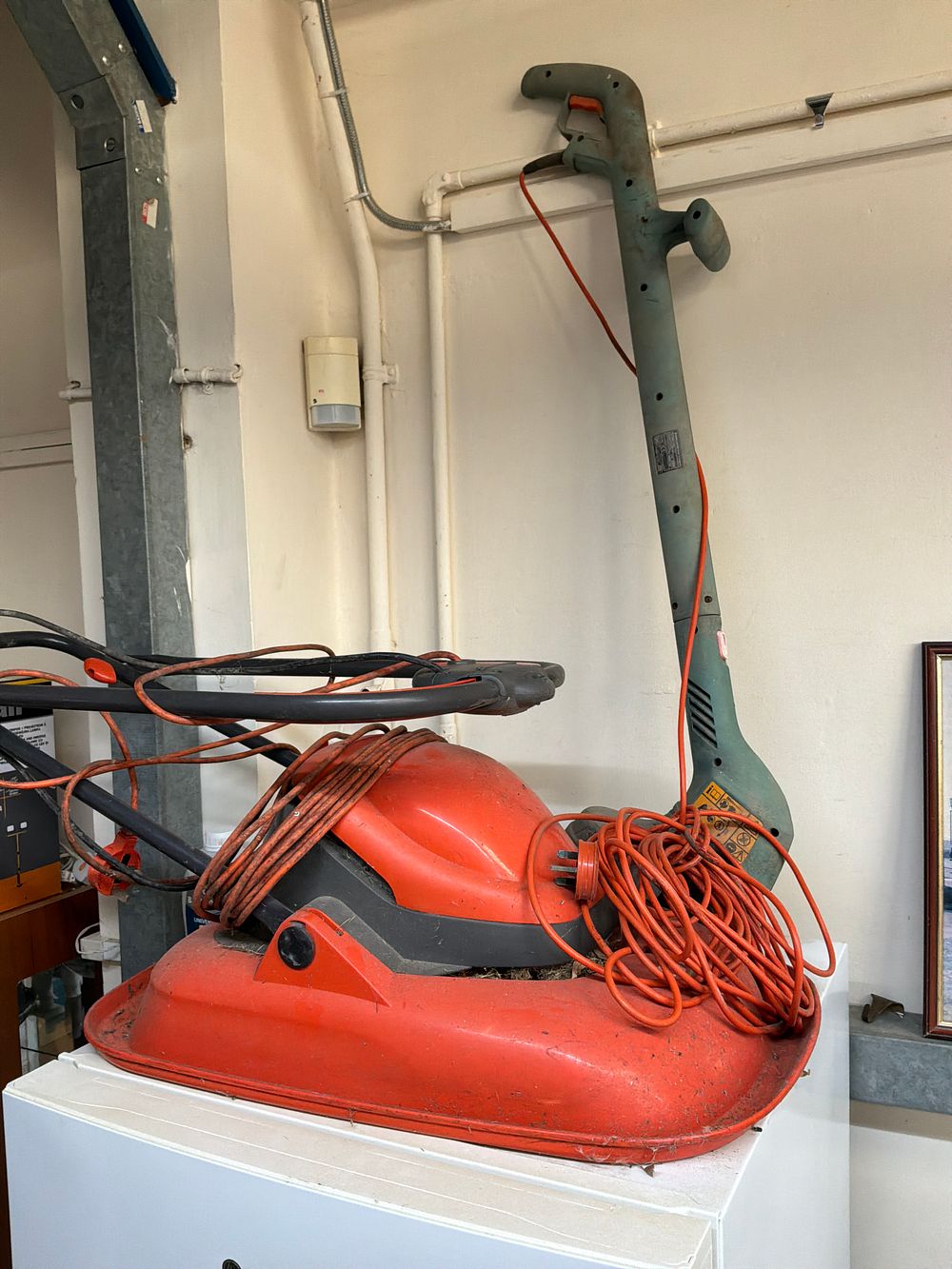 Lot 511: Two Electric Garden Power Tools