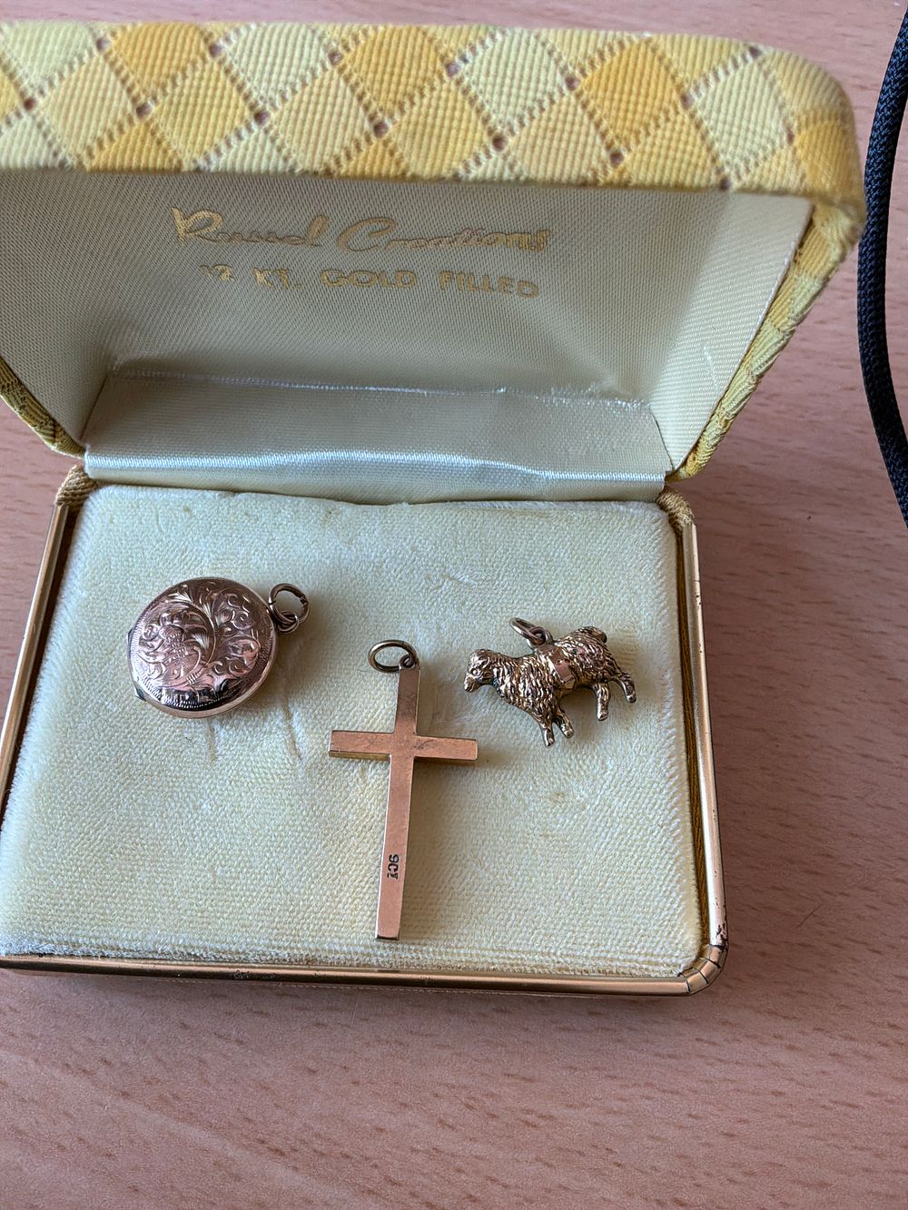 Lot 137: 9ct gold cross approximately 3.7g and 2 gold...